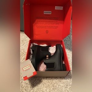 Hunter low rise Chelsea black boot Size 2